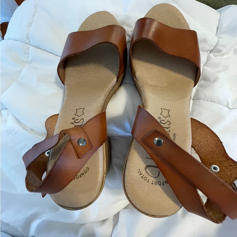 Valeria’s Spanish leather wedges